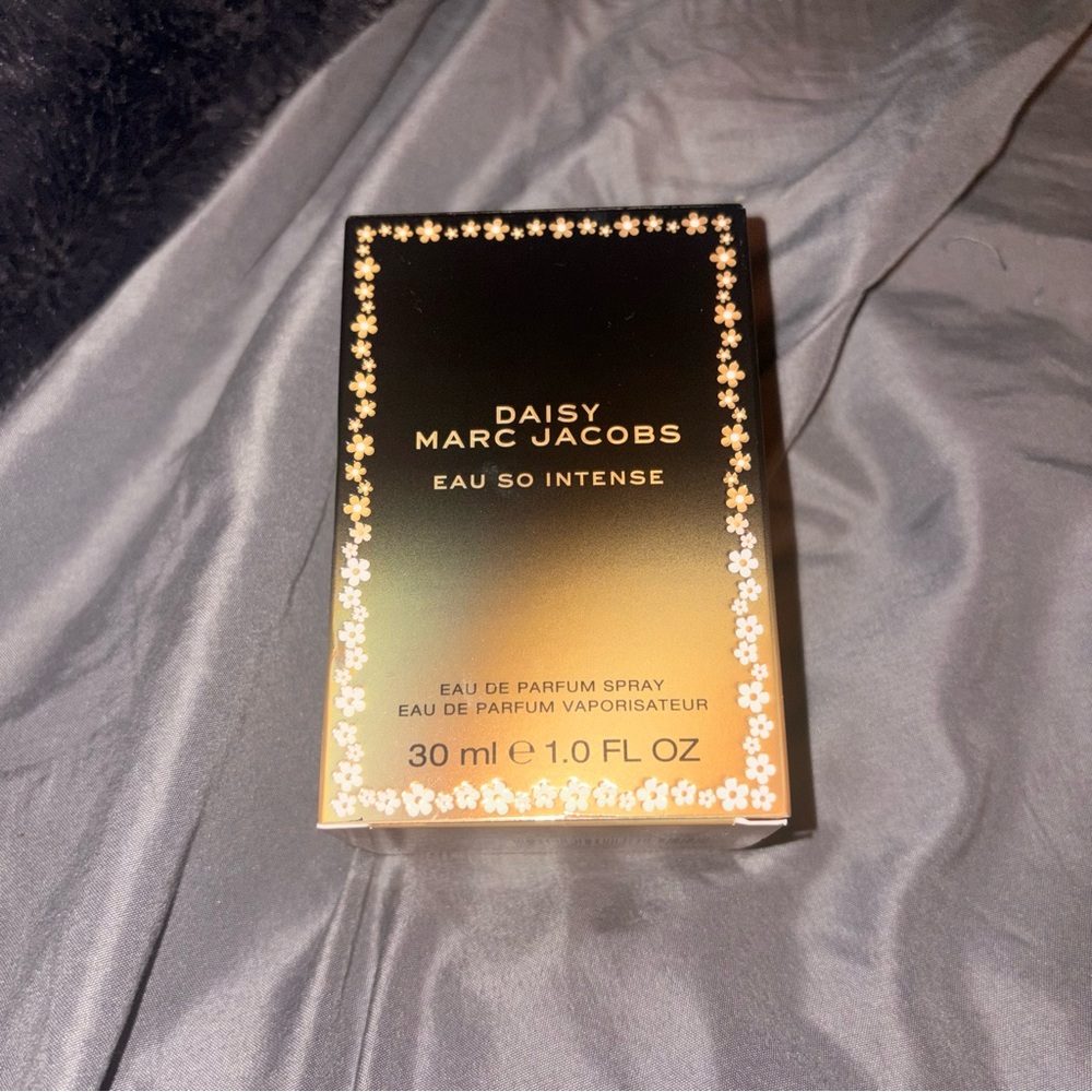 Marc Jacobs Daisy Eau So Intense - Gold and Black